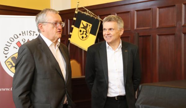 Professor Dippold und der Bürgermeister Dr. Voigt stehen nebeneinander im Rathaussaal.