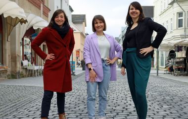 Drei Frauen stehen in der Fußgängerzone der Stadt Sonneberg.
