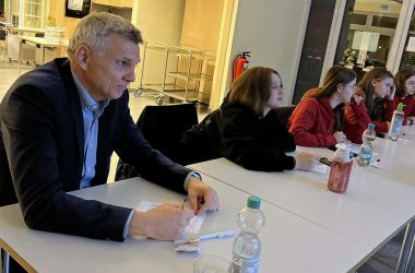 Einfach war es nicht, waren viele überlegte und sehenswerte Aufnahmen dabei. (v.l.n.r. Bürgermeister Dr. Heiko Voigt, Ronja Louisa Fleischmann (15 Jahre), Ronja Bauer (15 Jahre), Zoe Jungk (14 Jahre), Felicia Möller (15 Jahre).