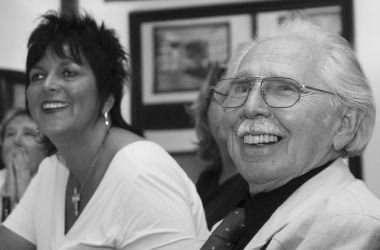 Fred Delmare mit der langjährigen Bürgermeisterin der Stadt Sonneberg Sibylle Abel. Repro: Stadtarchiv Sonneberg