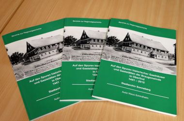 Drei grüne Bücher mit der Aufschrift: Auf den Spuren historischer Gasthäuser und Gaststätten der Braugemeinde in Oberlind.