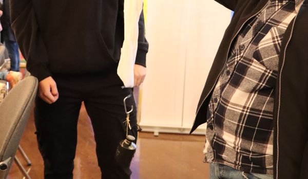 Ein Kind hält ein Tuch in der Hand.