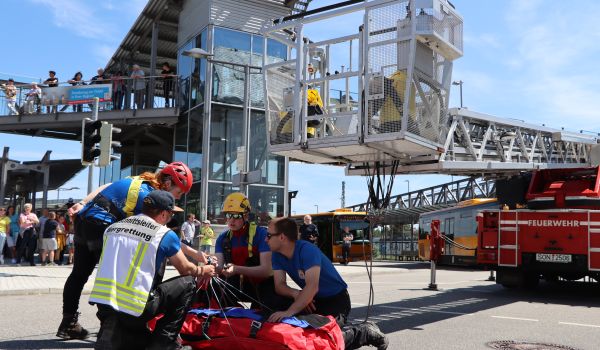 Mitarbeiter der Bergrettung führen einen Einsatz vor.