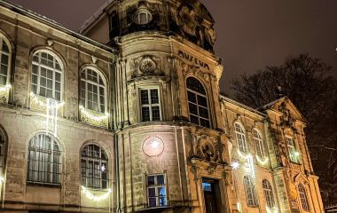 Das Sonneberger Spielzeumuseum ist weihnachtlich beleuchtet in der Nacht. Es liegt Schnee.
