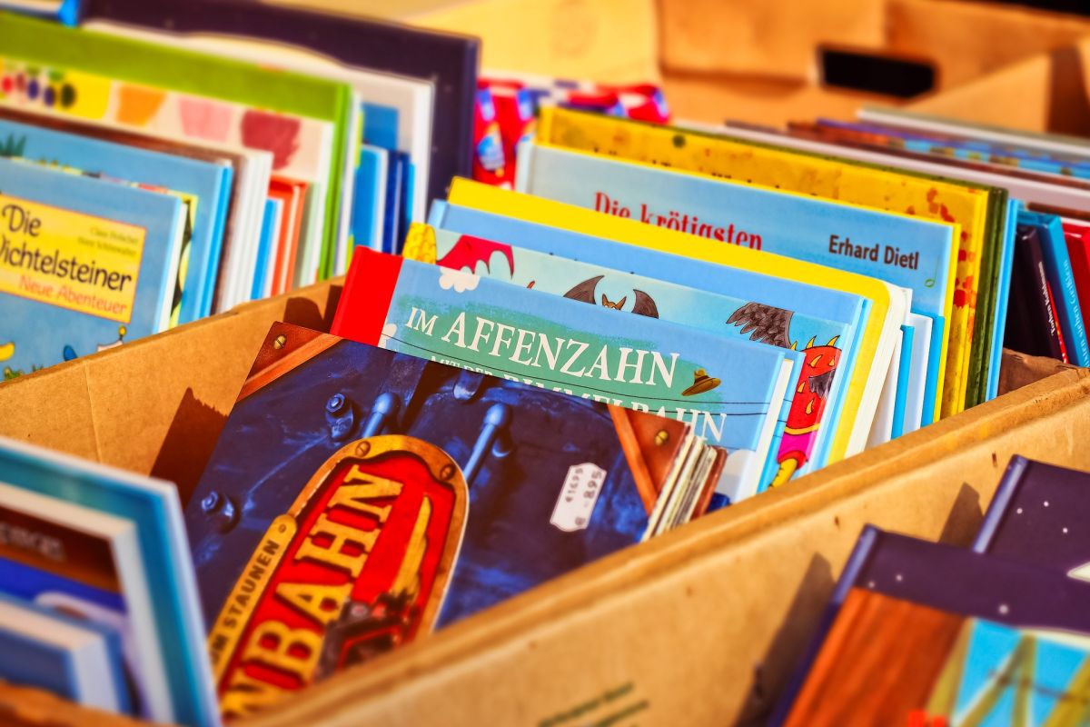 Kinderbücher in einer Holzkiste, Foto: Pixabay.com / 652234
