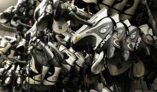 Schlittschuhe hängen an einer Wand.