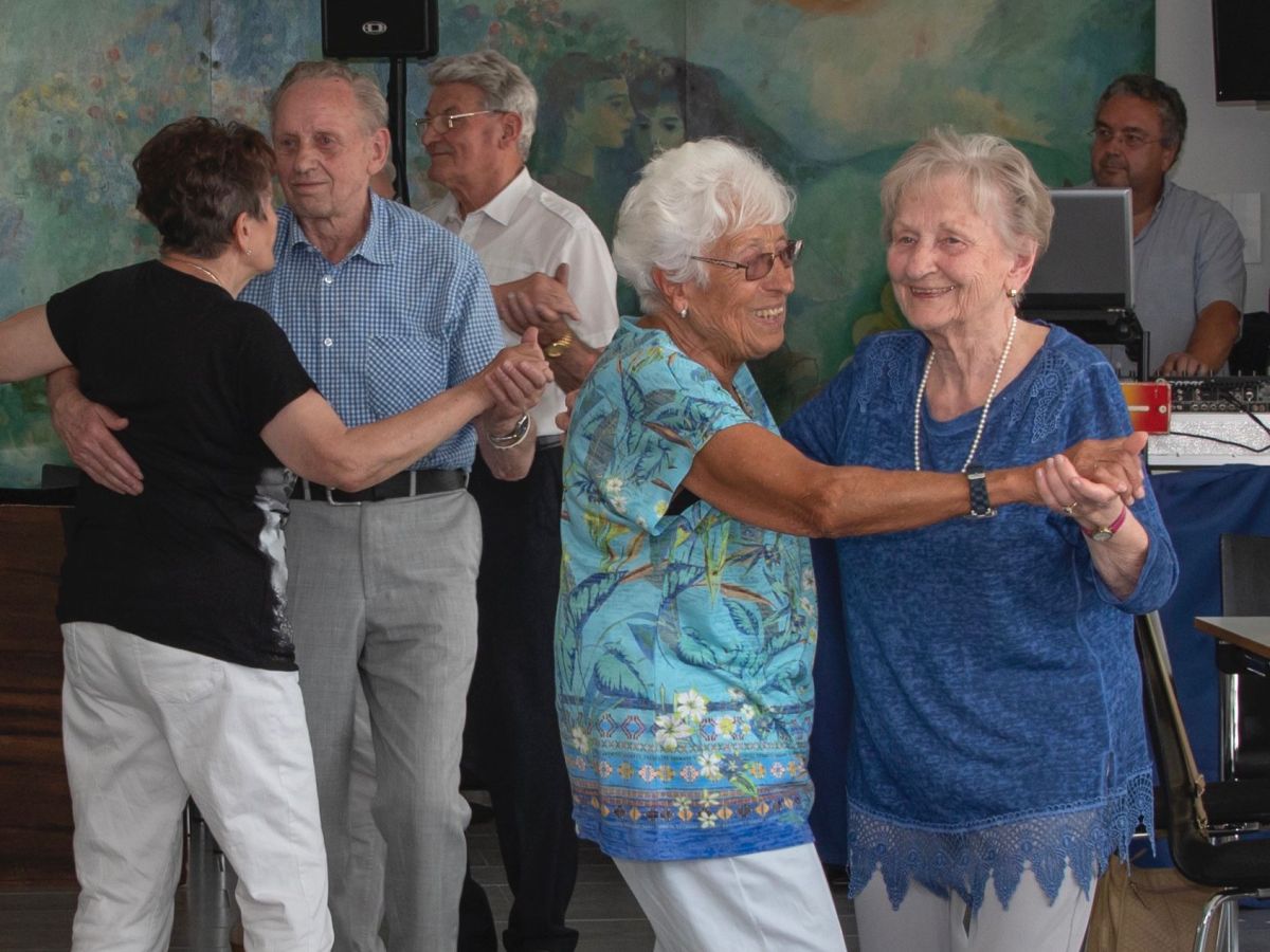 Senioren tanzen in der Wolke 14.