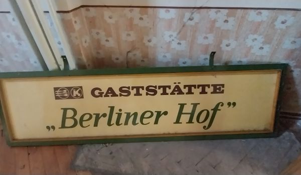 Ein altes Schild mit der Aufschrift: Gaststätte Berliner Hof.