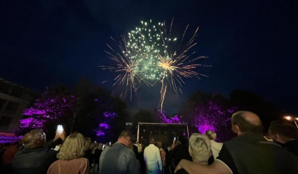 Menschen schauen ein Feuerwerk