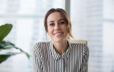 Eine Frau mit hochgesteckten Haaren.