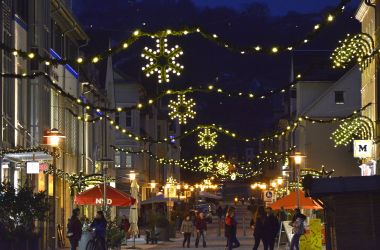 Die Sonneberger Innenstadt ist weihnachtlich beleuchtet. Es ist Abend.