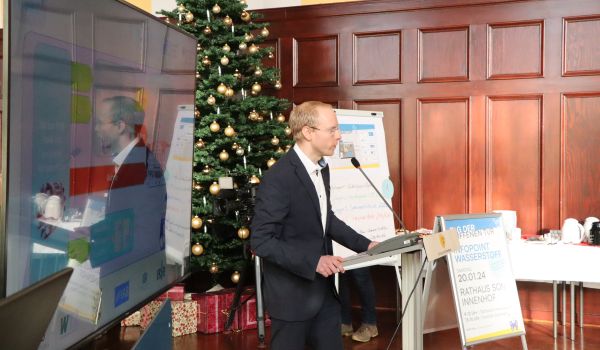 Ein Mann steht an einem Rednerpult.