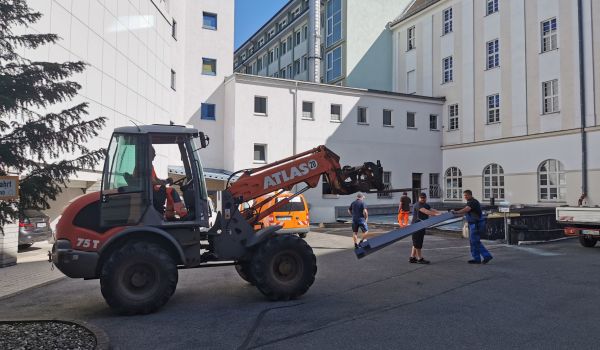 Im Innenhof des Rathauses Sonneberg finden Bauarbeiten statt.