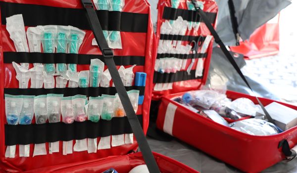 Erste Hilfe-Koffer mit verschiedenem Zubehör.