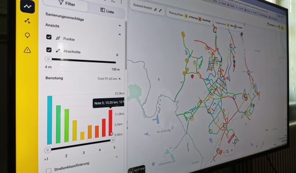 Ein Monitor zeigt die Straßen in Sonneberg und deren Zustand.