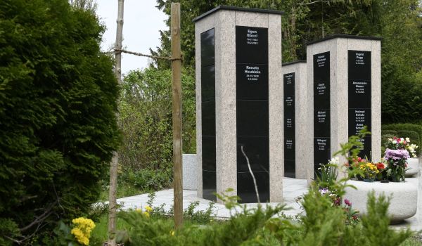 Urnenstelen auf dem Hauptfriedhof Sonneberg.