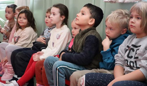 Kinder beim Zuhören