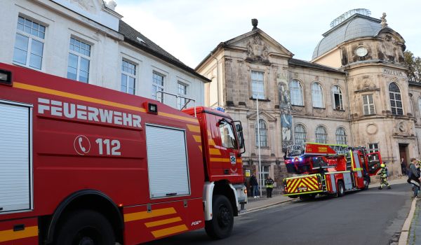 Die Feuerwehr vor einem historischen Gebäude.