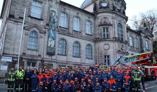 Eine Gruppe von Feuerwehrnachwuchs vor dem Deutschen Spielzeugmuseum.