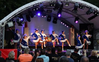 Tanzmariechen tanzen auf einer Bühne.