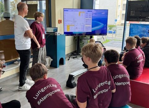 Kinder hören einem Vortrag zu.