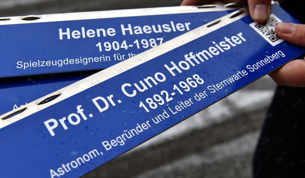 Eine Hand hält blaue Schilder. Auf einem steht Prof. Dr. Cuno Hoffmeister. Auf dem anderen Helene Haeusler.