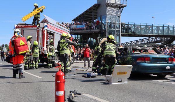 Die Feuerwehr übt einen Einsatz mit verunfalltem Auto.
