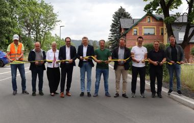 Menschen stehen in einer Reihe nebeneinander.