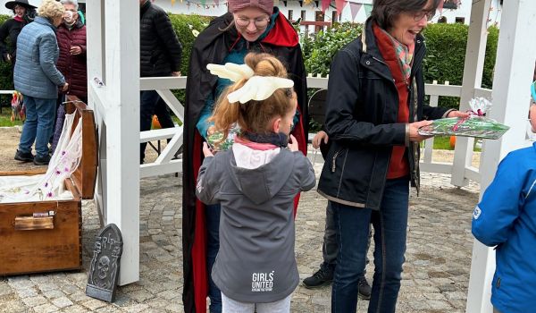 Zwei Frauen erhalten Geschenke für die geleistete ehrenamtliche Arbeit.