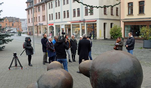 Ein Kamerateam filmt in der Innenstadt.