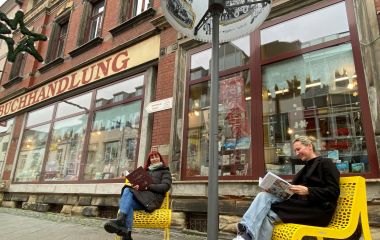 Zwei Frauen sitzen auf der neuen Innenstadtbestuhlung in Sonneberg.