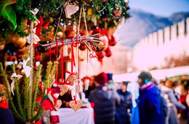 Weihnachtsdekoration auf einem Weihnachtsmarkt.