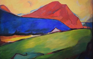 Ein abstraktes Gemälde zeigt einen roten Berg und Wiesen im Vordergrund.