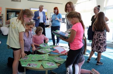 Neugierig wurde in den Leseheften der anderen Teilnehmer geblättert, immer auf der Suche nach neuen Buchideen. Außerdem wurden die schönsten und kreativsten Seiten der Broschüren in der Bibliothek ausgestellt.