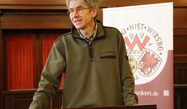 Ein Mann steht an einem Rednerpult.