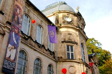 Ein altes Sandstein-Gebäude. Es ist das Spielzeugmuseum der Stadt Sonneberg.