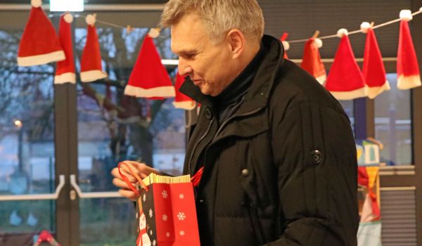 Sonnebergs Bürgermeister Dr. Heiko Voigt teilt Geschenke aus.
