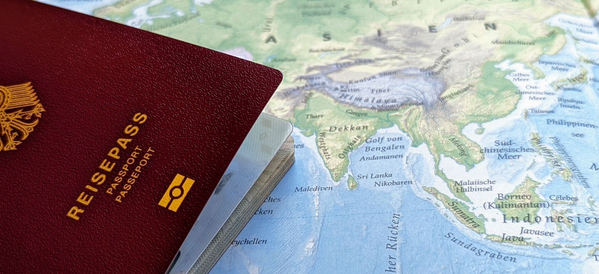 Ein Reisepass liegt auf einer Landkarte.