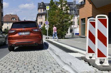 Ein Auto steht in einer Bushaltestelle in der Innenstadt.