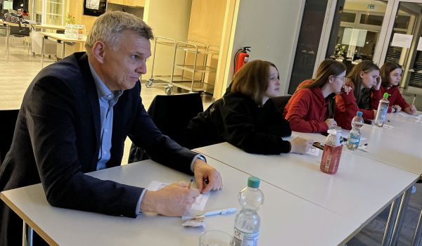 Einfach war es nicht, waren viele überlegte und sehenswerte Aufnahmen dabei. (v.l.n.r. Bürgermeister Dr. Heiko Voigt, Ronja Louisa Fleischmann (15 Jahre), Ronja Bauer (15 Jahre), Zoe Jungk (14 Jahre), Felicia Möller (15 Jahre).