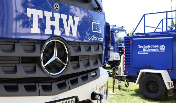 Nahaufnahme: Ein THW-Auto.