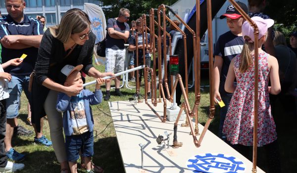 Menschen an einem THW-Stand.