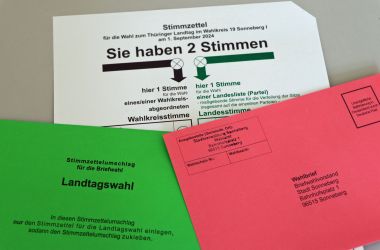 Stimmzettel und Wahlbrief-Umschläge für die Landtagswahl 2024. Foto: Stadt Sonneberg/C. Heinkel