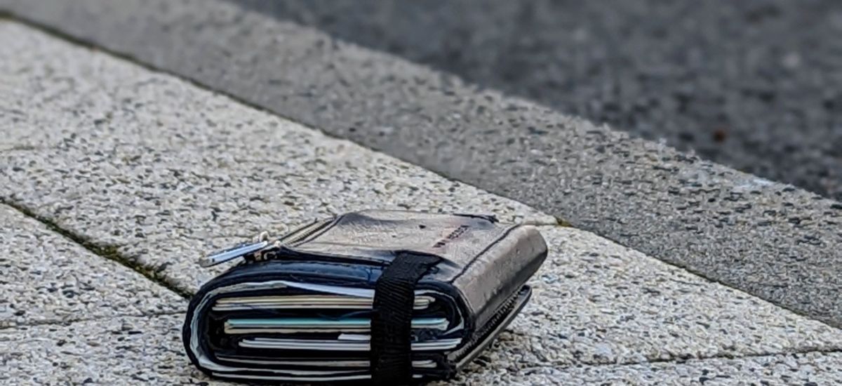 Ein Geldbeutel liegt auf der Straße.