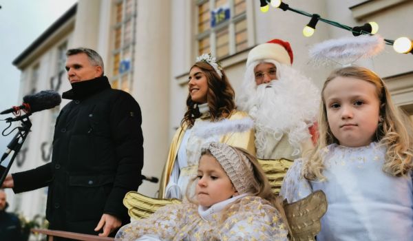 Der Weihnachtsmann, das Christkind und zwei kleine Engel begrüßen gemeinsam mit dem Bürgermeister Dr. Heiko Voigt die Gäste.