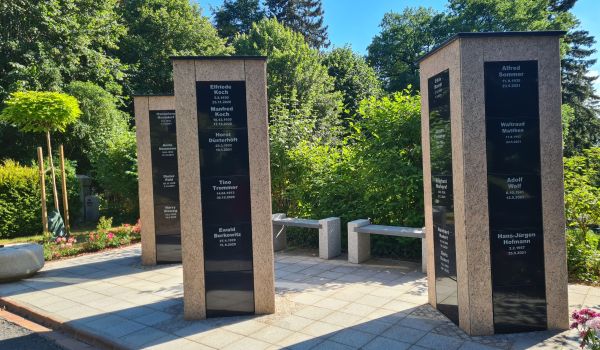 Urnenstelen auf dem Hauptfriedhof Sonneberg.