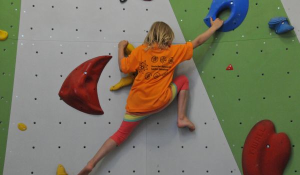 Kind beim Bouldern (Foto: C. Heinkel)