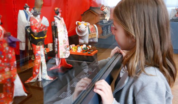 Ein Kind schaut sich die Japan-Ausstellung im Spielzeugmuseum an.