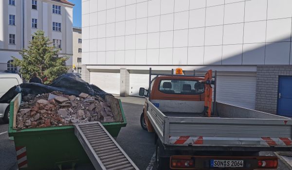 Im Innenhof des Rathauses Sonneberg steht ein Container mit Bauschutt.