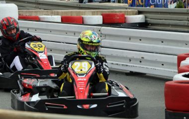 Zwei Kartfahrer fahren auf der Rennstrecke.